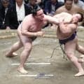 金峰山が２敗守る「取られたら面倒くさい」藤青雲との“２敗対決”を制す