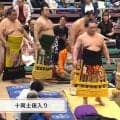力士の隙間から着物姿の美人女優が“チラリ、チラリ” 十両土俵入りで“ただならぬ”存在感と気品