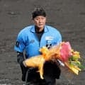 名幸審判員がアクシデントでグラウンドに倒れ込む　佐藤輝が空振り→ワンバウンドしたボールがヘルメット直撃　佐藤輝も心配そうな表情　甲子園も騒然