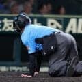甲子園がアクシデントで騒然　名幸審判員がグラウンドに倒れ込む　佐藤輝が空振り→ワンバウンドしたボールがヘルメット直撃　佐藤輝も心配そうな表情