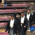 親方が入場早々“ニッコニコ” 館内の熱狂的声援に思わず 「なにこの和やかさ」呼出と目を合わせ再びニッコリ