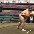 82キロ“細マッチョ”力士、165キロの巨漢相手に”華麗な一撃”大逆転劇「柔道みたいだった」「なんて技だ」人もまばらな館内が沸騰