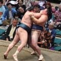 ４１歳鉄人の脅威の粘り腰に館内大歓声　玉鷲が土俵際大逆転で４連勝、白星先行　実況アナも「十両の相撲の後の拍手ではなかった」と驚嘆