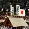 白シャツ東貴博＆青シャツはなわ、そろって大相撲観戦「並んで観戦している」SNS上でも話題