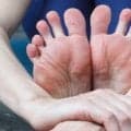 夜中に足がつることはありませんか？こむら返りの原因と対処法