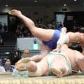 土俵際で逆転の上手投げ！　小兵の藤ノ川、巨体の琴桜を破り２敗守る「思い切りがいい」舞の海氏