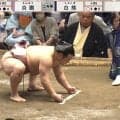 「相撲に集中できない」たまり席に突如現れた“ただならぬ存在感”の2人組 長年の絆を持つ”盟友同士の共演”にファン熱視線