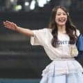 「えげつない美人」スカートお構いなしの“テヘヘ”投球　人気美女の「背景まで可愛い」