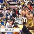 「あれ、2人も映ってる」横綱・大の里土俵入りで“まさか” 著名人の2ショットに反響続々「これは目立つ」「仲良すぎ」