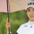 25歳女子ゴルファーが“年に1度の楽しみ”報告…「美人が多いチームだな」「一面タン！？」仲間と笑顔