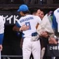 引退試合の日本ハム・中島にサプライズゲストから花束　元チームメートの杉谷拳士氏と握手＆ハグ
