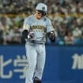 【阪神】森下翔太怒った　今季18個目の死球でバット放り投げる　藤川監督も厳しい表情で見つめる