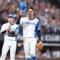 【日本ハム】引退試合の中島卓也７回守備で途中交代、４打数１安打　新庄剛志監督とがっちり抱擁