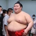 大相撲　熱海富士の出勤姿が「かわちぃ」「あたみんの帯はいろんな着物に似合いそう」和傘にも風情が　大関昇進の基準まであと４勝＆Ｖ争いへ「全部勝つ」
