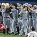 阪神　高寺決勝２ラン直後のベンチが最高！肩を組んで喜び合う→近本、森下、佐藤輝が代走・植田に手荒い祝福　投手の注意引きつけた存在感も要因に