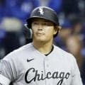 村上宗隆がヒヤリ　初回の第１打席で左肘に死球受ける　トレーナーらが飛び出し緊迫　激痛に表情ゆがめるもプレー続行