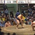 「え、ちょん髷の人が鎮座してる」横綱結びの一番、緊張の瞬間に“まさか”の光景「ギャップがすごいw」「最前列に…」ファンほっこり