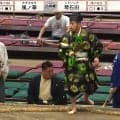 「行司代打」「大丈夫か」土俵際でアクシデント発生 控え行司が仲間のピンチに“ササッ”と登場で見事な連携プレー「控えが軍配を上げるとこ初めて見た」