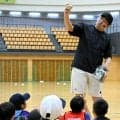 元プロ野球の内川聖一さんが児童を指導　八王子でキャッチボール教室