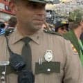 サーキットに降臨！ハリウッド超大物俳優が米レースで登場「被ってるみたいですね」特別なキャップで大役務める姿に放送席も注目