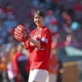 広島　父はカープＯＢ＆元競輪選手　タレント・塚本恋乃葉が始球式に登場　ワンバン投球も笑顔　３年連続大役務める