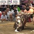 「これこそ珍事」大相撲、行司“ひやり”の緊急事態！ 8秒後に2度目の“まわし待った”で館内笑いも「2度目は初めて見た」「取組に集中できない」