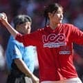 白ショーパンお構いなし…21歳カープ女子が「ほんまかわいい」　豪快投球に悶絶「女神様」