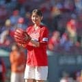 透明感凄っ！広島ＯＢの愛娘がマツダスタジアムで始球式　赤ユニ＆白ショーパンが「かわいかった」２３年ホリプロスカウトキャラバンでグランプリ