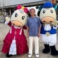 「岩田パパと３ショット」かわいいマスコットに挟まれ岩田康誠騎手が笑顔　そのたん＆ひめたんが兵庫のスーパースターを大歓迎