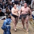 大関安青錦が平幕金峰山との３敗対決を制してＶ戦線に残る