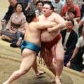 隆の勝にアクシデント　左ひざをひねって痛める　琴栄峰に敗れて負け越し決定
