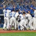 「何度みても面白い」サヨナラ直後…ベンチ前で“シンクロ”　偶然すぎる指揮官と若手にファン爆笑
