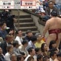 「大相撲を観戦できました！」元“世界の”人気芸人が力士のほぼ真横に…「テレビで見てたら最前列に」捉えた姿にネット注目