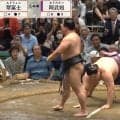 「お？なんだ」「ひさびさみた」館内どよめく一瞬の“妙技” 相手力士、両手を土俵につく「珍しいな」「技で勝った」ファンも注目