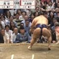「片手でふっとばした」高安が“右手一本で”…衝撃の一コマ、大栄翔が「飛んでった」驚異の光景に驚きの声