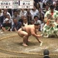 「客が騒いだからや」立ち合い直前で“奇声”、伯乃富士が“待った”でほっこり珍光景「あれ、おっちの肩に…」一体、何が？