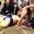 大の里が霧島に敗れ２敗目、優勝争い混戦　芝田山親方「得意でない方の右の上手をとってしまい」