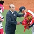 オリックス・平野佳寿の引退セレモニー　恩師・岡田彰布氏の登場に客席どよめく