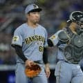 【阪神】坂本誠志郎と石井大智が試合後ベンチで話し込む　坂本「また一緒に抑えられるように」