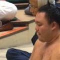 「え、これホンモノ？」朝乃山の背後に“まさか”の人物 熱海富士を撃破で館内騒然での一コマ