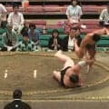 「身体能力バグってる」驚異の“ソップ型”力士、175キロ超巨漢を片足立ちから“ジャンプ”投げ「片足立ちで」「着地も完璧」