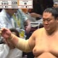 「顔どした」「デコ痛々しい」十両力士の土俵入りで驚きの光景 昨日のアクシデントを経て無事登場も心配の声続々