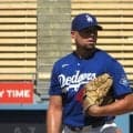 その瞬間、ドジャースの監督室は重苦しい空気に　ロバーツ監督が３８歳トライネンの負傷者リスト入り発表「彼のシーズンは終わった」試合後、選手を抱きしめる