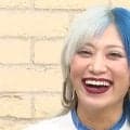 ぱーてぃーちゃん信子、レース中継にレースクイーン姿で登場「朝から稼働している」 冒頭から胸元露わな大胆衣装にファン熱視線
