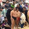 「ホンモノだ」「大御所おるやん」十両優勝決定“巴戦”に大物政治家が“鎮座” 圧倒的存在感にざわめき