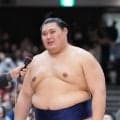 横綱大の里が涙の6度目V、表彰式ではおなじみ巨大マカロン登場　日仏友好杯の副賞