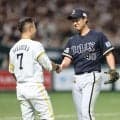 【オリックス】岩崎翔「晃へ気持ちを込めて」中村晃最終打席オール直球勝負　花束贈呈で抱き合う