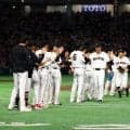 巨人が粋なサプライズ　今季限りで現役引退のヤクルト・石川雅規に坂本勇人と長野久義氏が花束贈呈　東京ドーム全体から「石川コール」