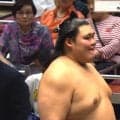 「一升瓶何本入るんだ？」大の里が受け取った“規格外”な副賞に騒然「巨大な鍋やん」