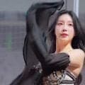 突如脱ぎ出し「桁外れ」の美Body露わ　腰振りダンスの“美女チア”が「まさに完璧」